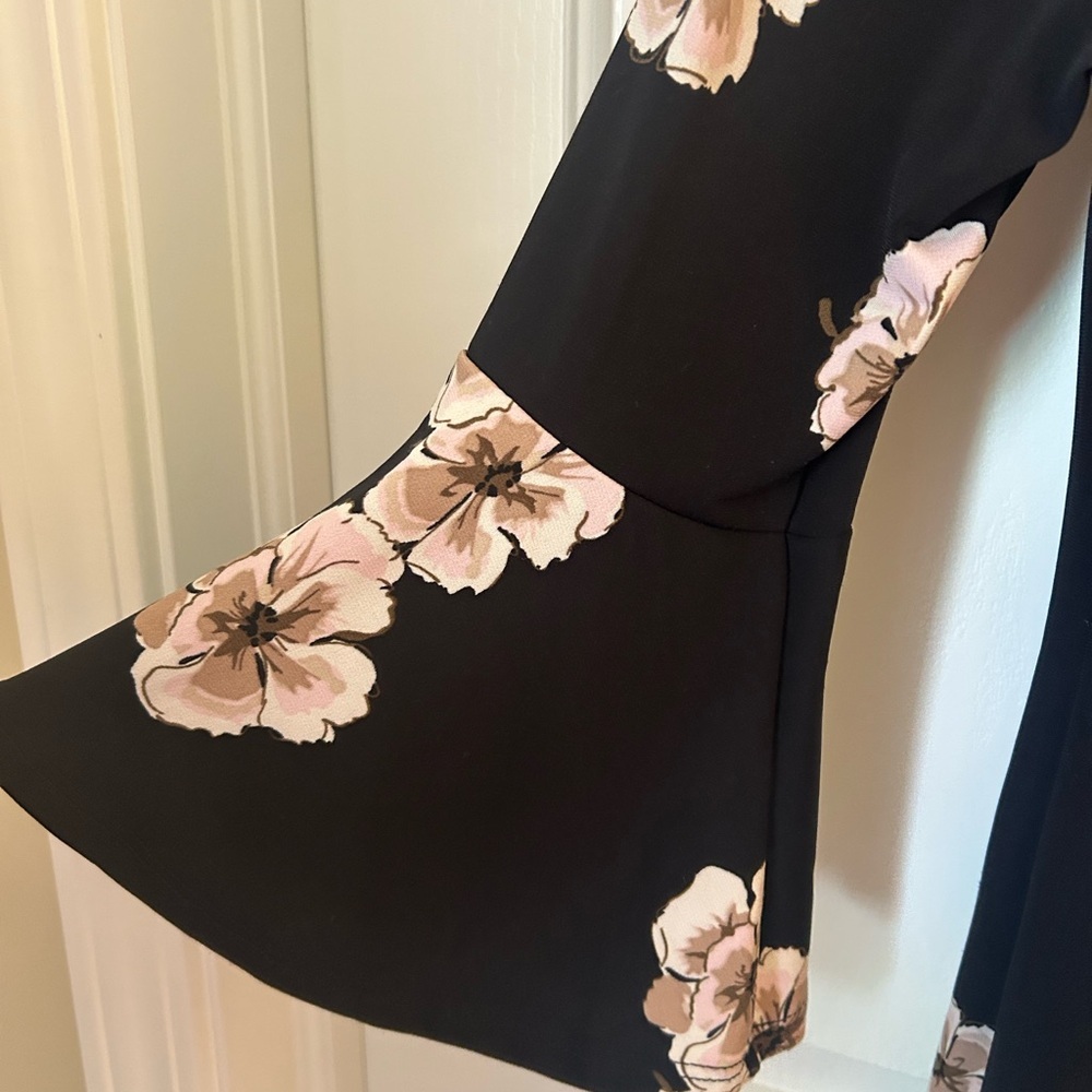 Tommy Hilfiger Black Floral Jersey Bell Sleeve Dress Size 6 - Picture 5 of 9